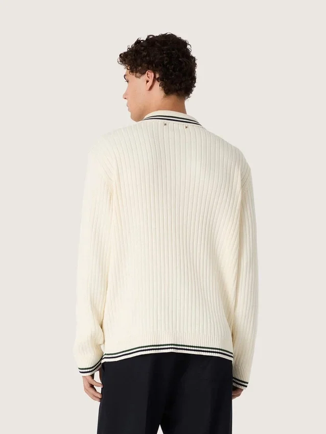 Camisas de manga larga para hombre en tejido de punto blanco con bordes en contraste y un broche removible
