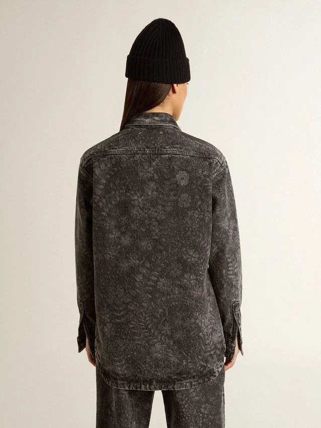 Camisas de mezclilla negras para mujer con estampado floral tono sobre tono