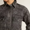 Camisas de mezclilla negras para mujer con estampado floral tono sobre tono