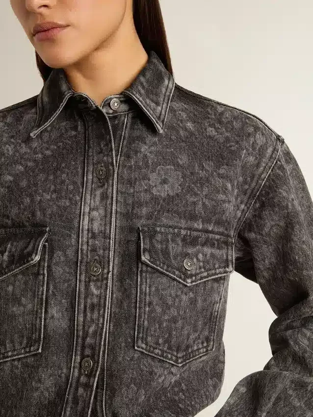 Camisas de mezclilla negras para mujer con estampado floral tono sobre tono