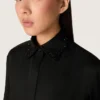 Camisas de mujer en sarga de lana negra con bordado floral de cuentas de cristal