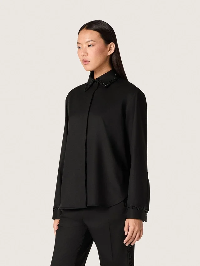 Camisas de mujer en sarga de lana negra con bordado floral de cuentas de cristal