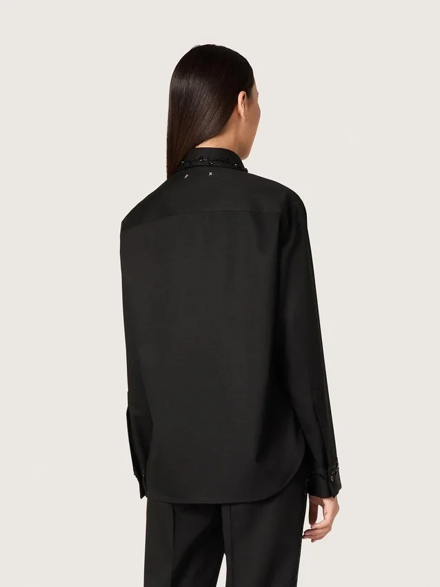 Camisas de mujer en sarga de lana negra con bordado floral de cuentas de cristal
