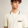 Camisas de punto para hombre en blanco desgastado con ribetes azules
