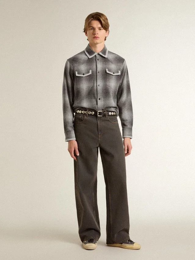Camisas grises para hombres con bordado blanco