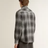 Camisas grises para hombres con bordado blanco