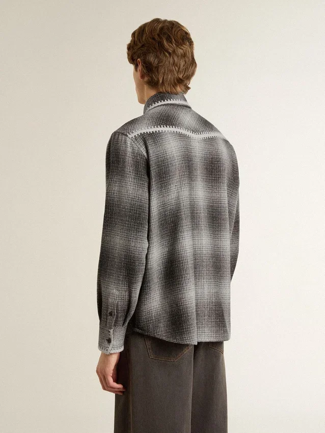 Camisas grises para hombres con bordado blanco