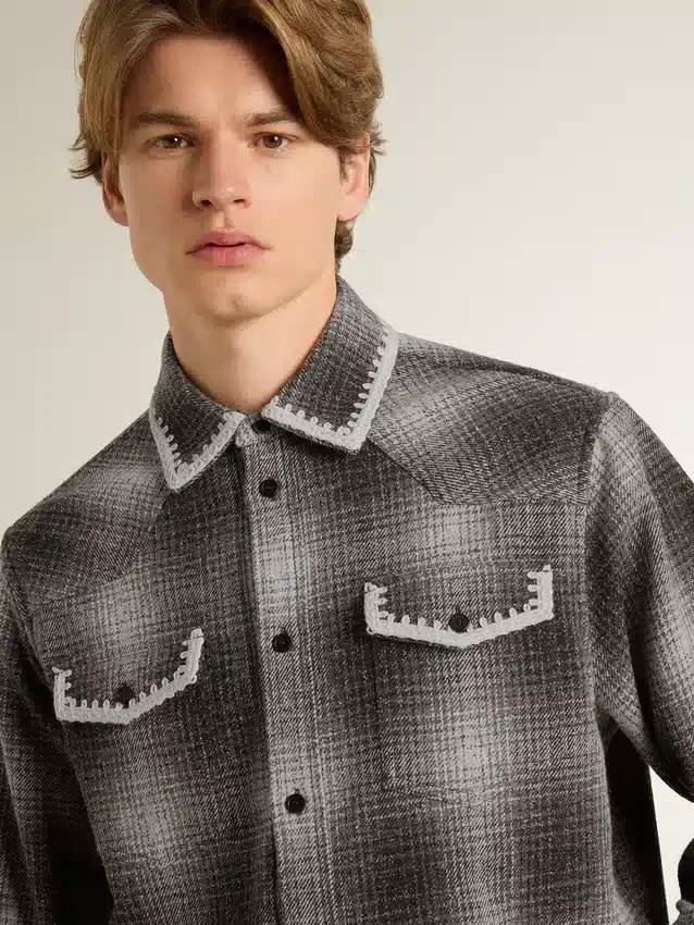Camisas grises para hombres con bordado blanco