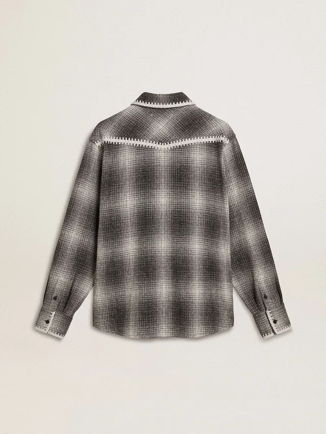 Camisas grises para hombres con bordado blanco