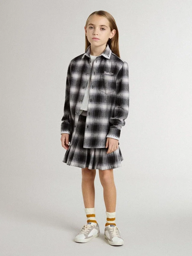 Camisas infantiles a cuadros blancos y negros con bordado blanco