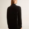 Camisas negras con efecto terciopelo y bordados