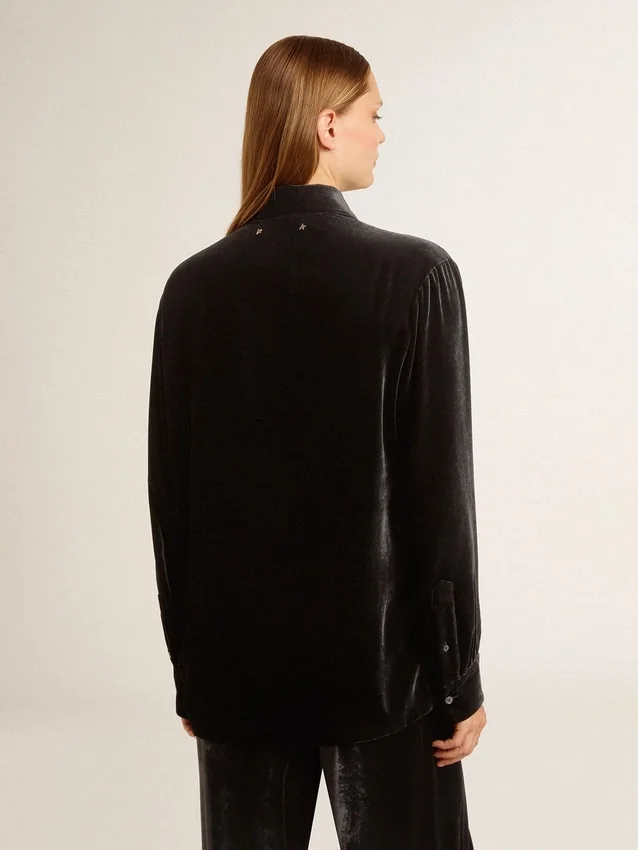 Camisas negras con efecto terciopelo y bordados