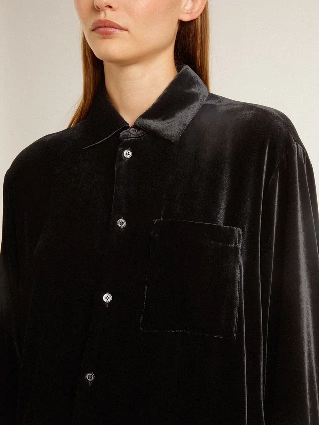Camisas negras con efecto terciopelo y bordados