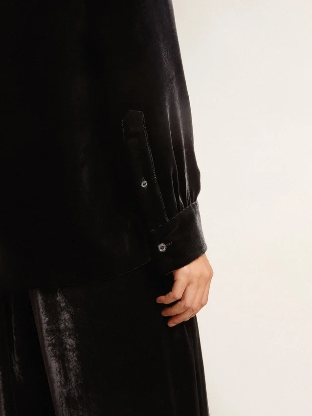 Camisas negras con efecto terciopelo y bordados