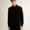 Camisas negras con efecto terciopelo y bordados