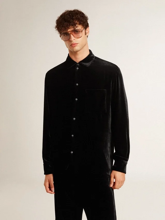 Camisas negras con efecto terciopelo y bordados