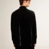 Camisas negras con efecto terciopelo y bordados