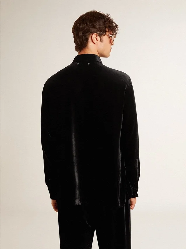 Camisas negras con efecto terciopelo y bordados