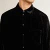 Camisas negras con efecto terciopelo y bordados