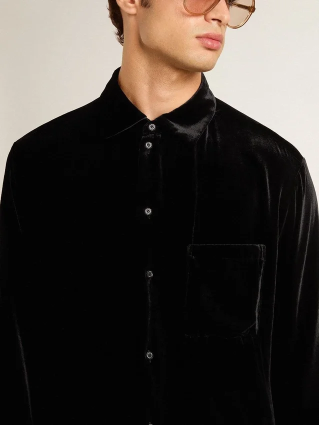 Camisas negras con efecto terciopelo y bordados