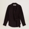 Camisas negras para mujer con rayas verticales y cierre con nudo lateral