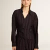 Camisas negras para mujer con rayas verticales y cierre con nudo lateral