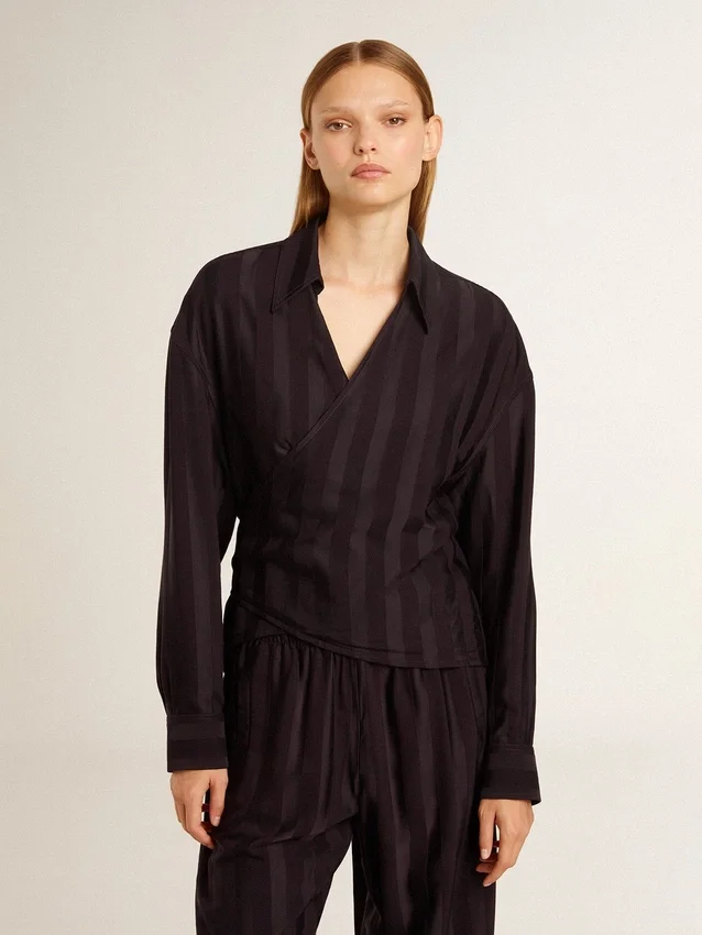 Camisas negras para mujer con rayas verticales y cierre con nudo lateral