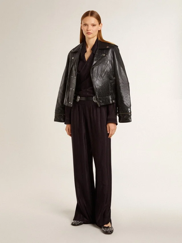 Camisas negras para mujer con rayas verticales y cierre con nudo lateral