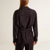 Camisas negras para mujer con rayas verticales y cierre con nudo lateral