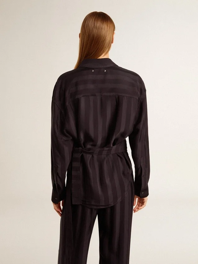 Camisas negras para mujer con rayas verticales y cierre con nudo lateral