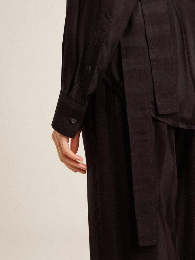 Camisas negras para mujer con rayas verticales y cierre con nudo lateral