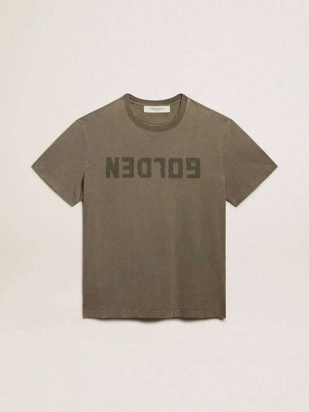 Camiseta de corte regular en verde oliva con letras doradas en el frente