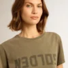 Camisas para mujer en verde oliva con letras doradas