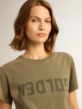 Camisas para mujer en verde oliva con letras doradas
