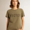 Camisas para mujer en verde oliva con letras doradas