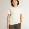 Camisas para niños color crema con logotipo en relieve
