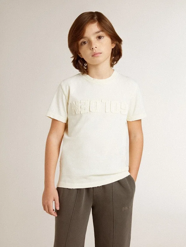 Camisas para niños color crema con logotipo en relieve