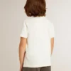 Camisas para niños color crema con logotipo en relieve