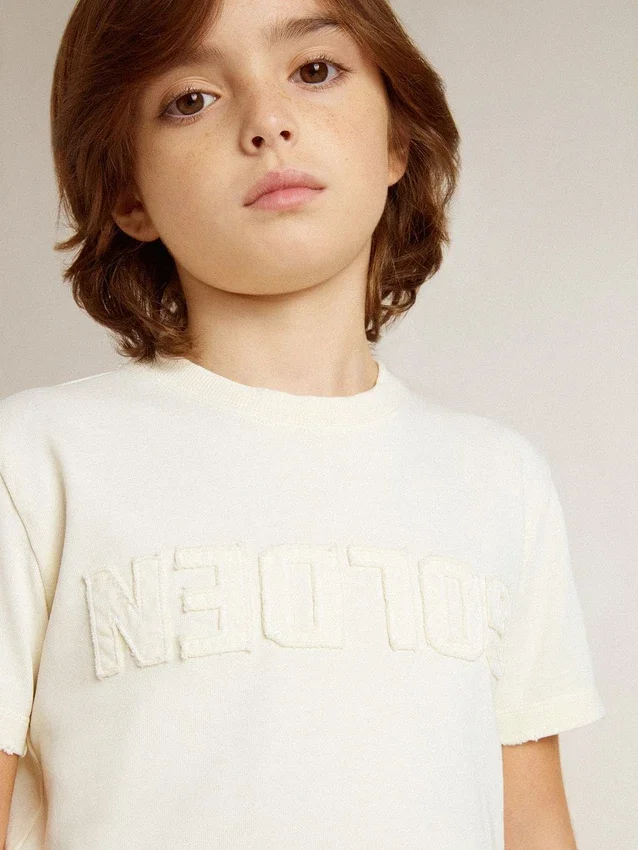 Camisas para niños color crema con logotipo en relieve