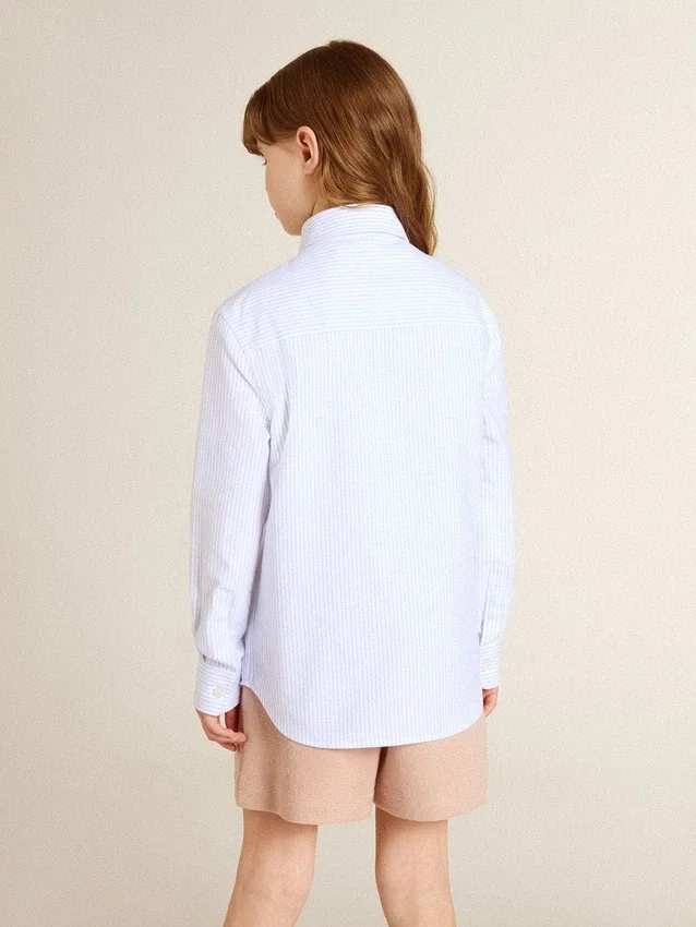 Camisas para niños de algodón a rayas azul claro y blanco con logotipo bordado
