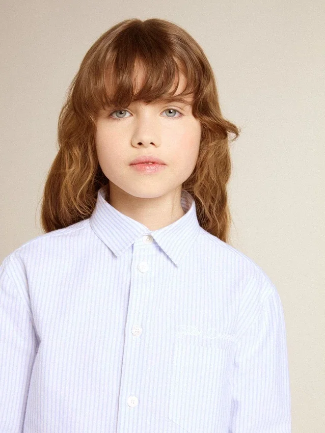 Camisas para niños de algodón a rayas azul claro y blanco con logotipo bordado