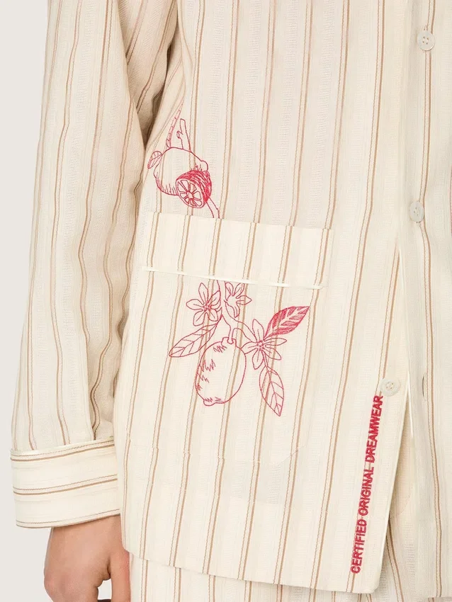 Camisas unisex de algodón y lino a rayas en tonos crudo y arena con bordados