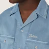 Camisas unisex de denim azul claro con bordado en la espalda