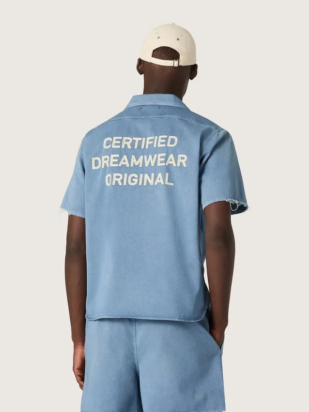 Camisas unisex de denim azul claro con bordado en la espalda