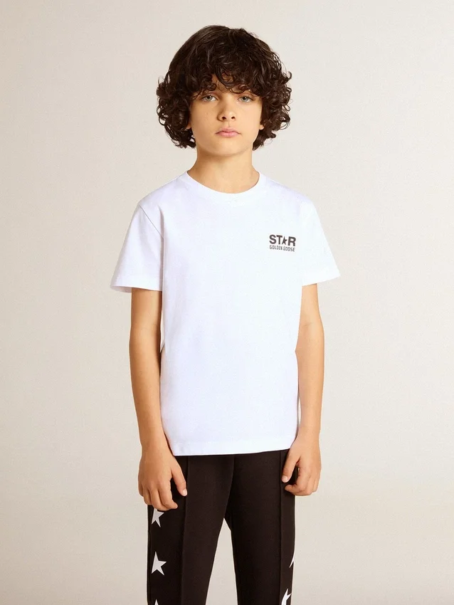 Camiseta blanca con logotipo y estrella negros en contraste