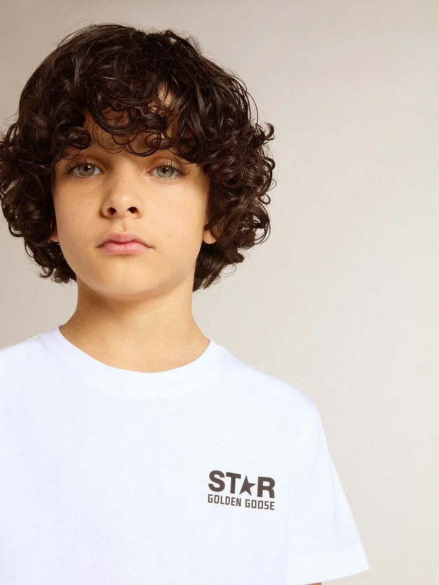 Camiseta blanca con logotipo y estrella negros en contraste