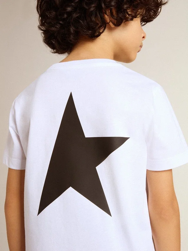 Camiseta blanca con logotipo y estrella negros en contraste