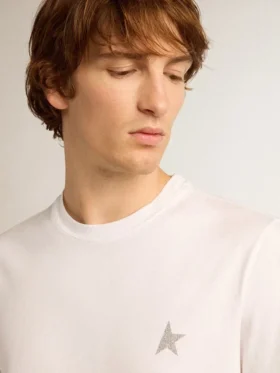 Camiseta blanca para hombre con una estrella plateada con purpurina en el frente