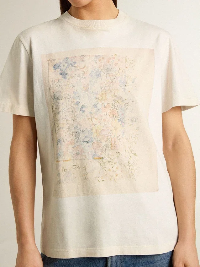 Camiseta blanca para mujer con estampado floral