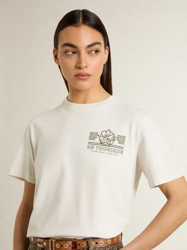 Camiseta blanca para mujer con estampado negro en el pecho